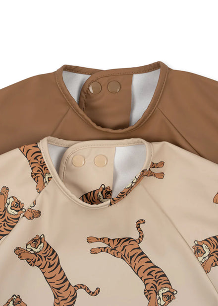 Konges Sløjd 2 Pack Dinner Bib With Sleeves | Tiger/Toasted Coconut