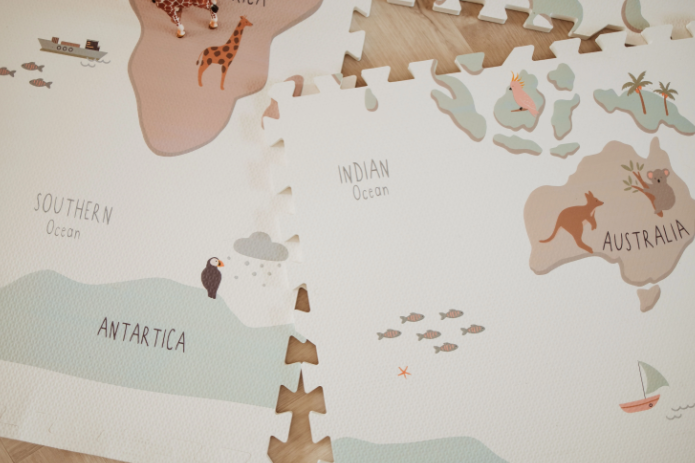 Play And Go Eevaa 2-In-1 Play Carpet Puzzle Mat & Storage Box | Worldmap Colour Design