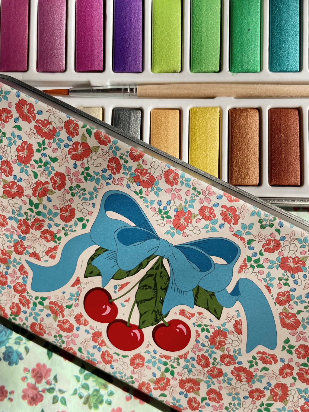 Konges Sløjd Glitter Water Colors Tin Box | Cherry Bow/Kaluka