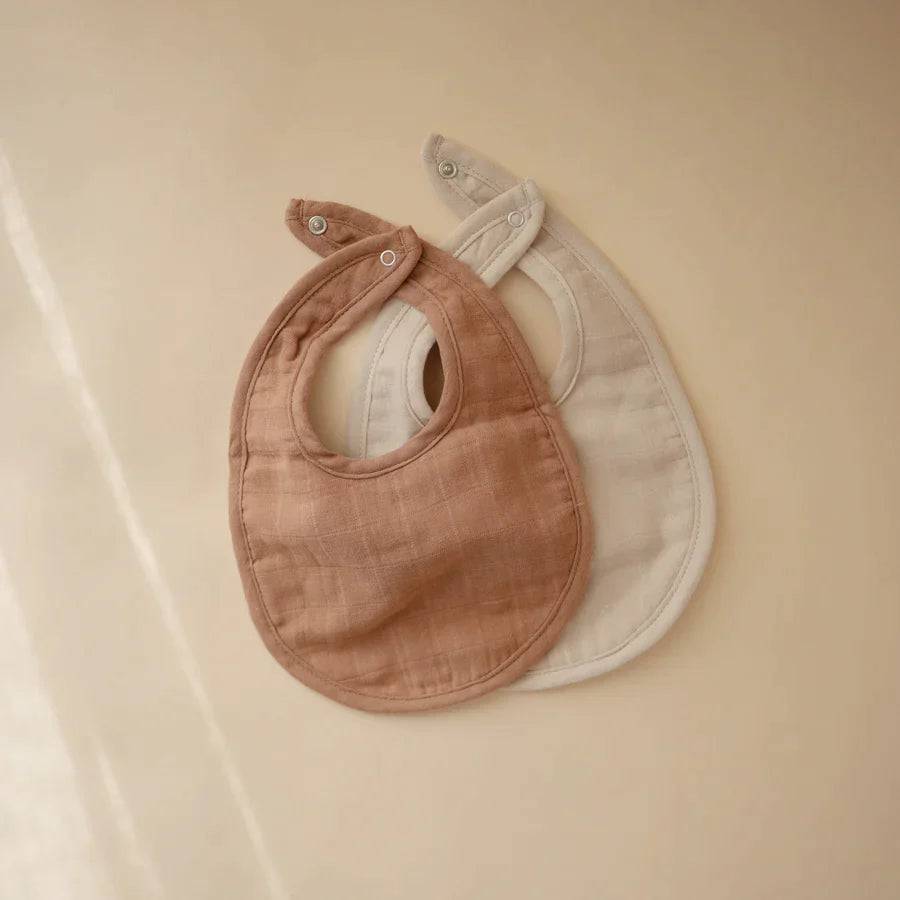 Mushie Muslin Bib 2-Pack | Tan/FOG