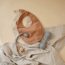 Mushie Muslin Bib 2-Pack | Tan/FOG