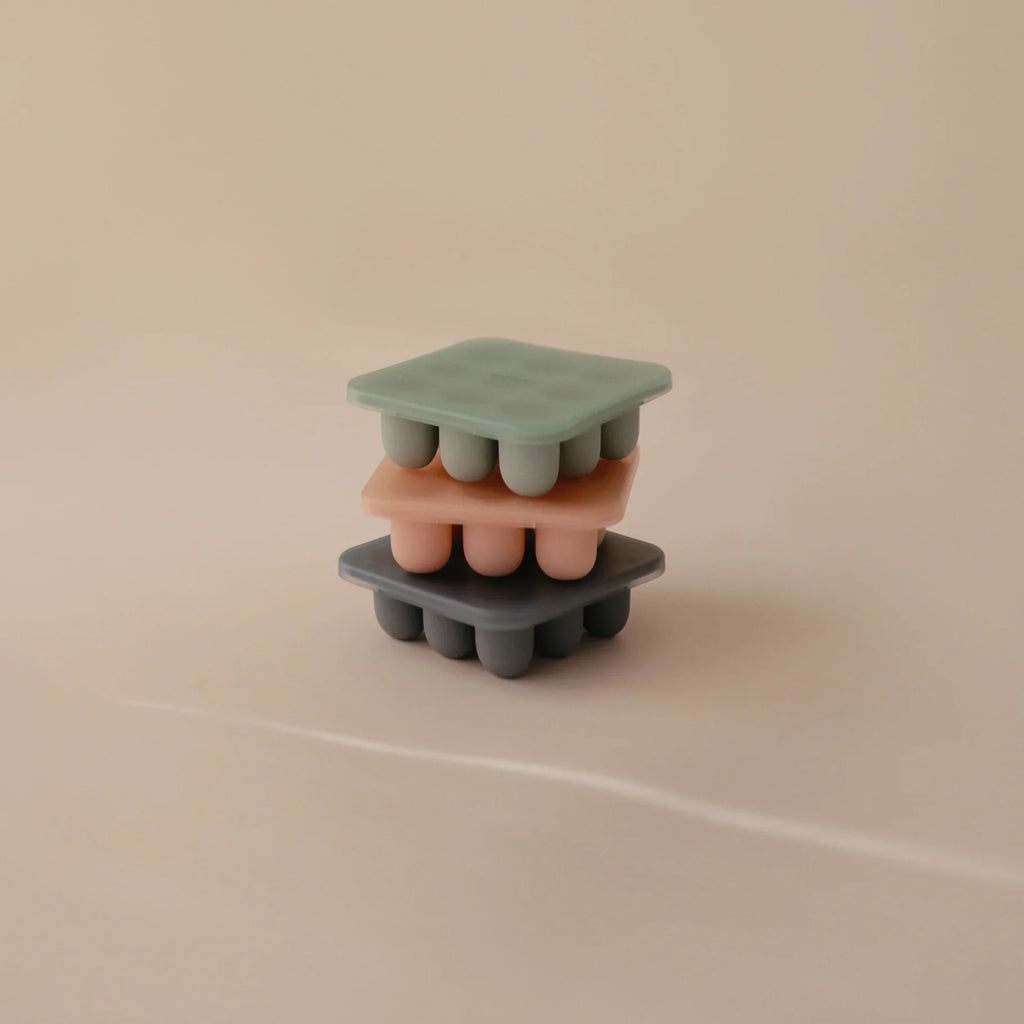 Mushie Diepvries Tray Feeder | Cambridge Blue