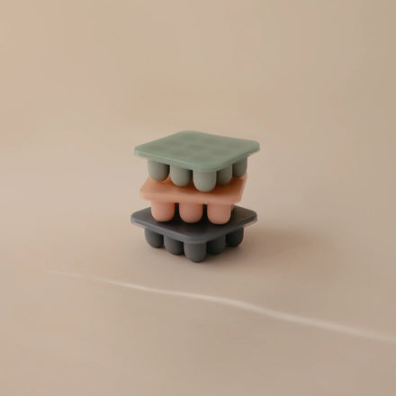 Mushie Diepvries Tray Feeder | Cambridge Blue