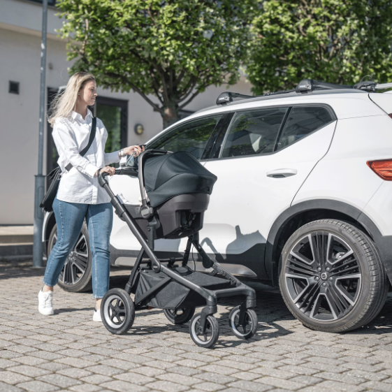 Thule Sleek City Stroller with travel cot | Midnight Black on Black