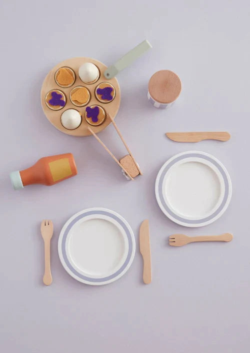 Kid's concept wooden pancake set