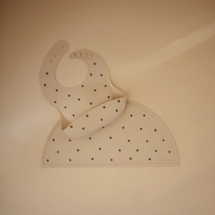 Mushie Bibs Silicone bib | Black Daisy
