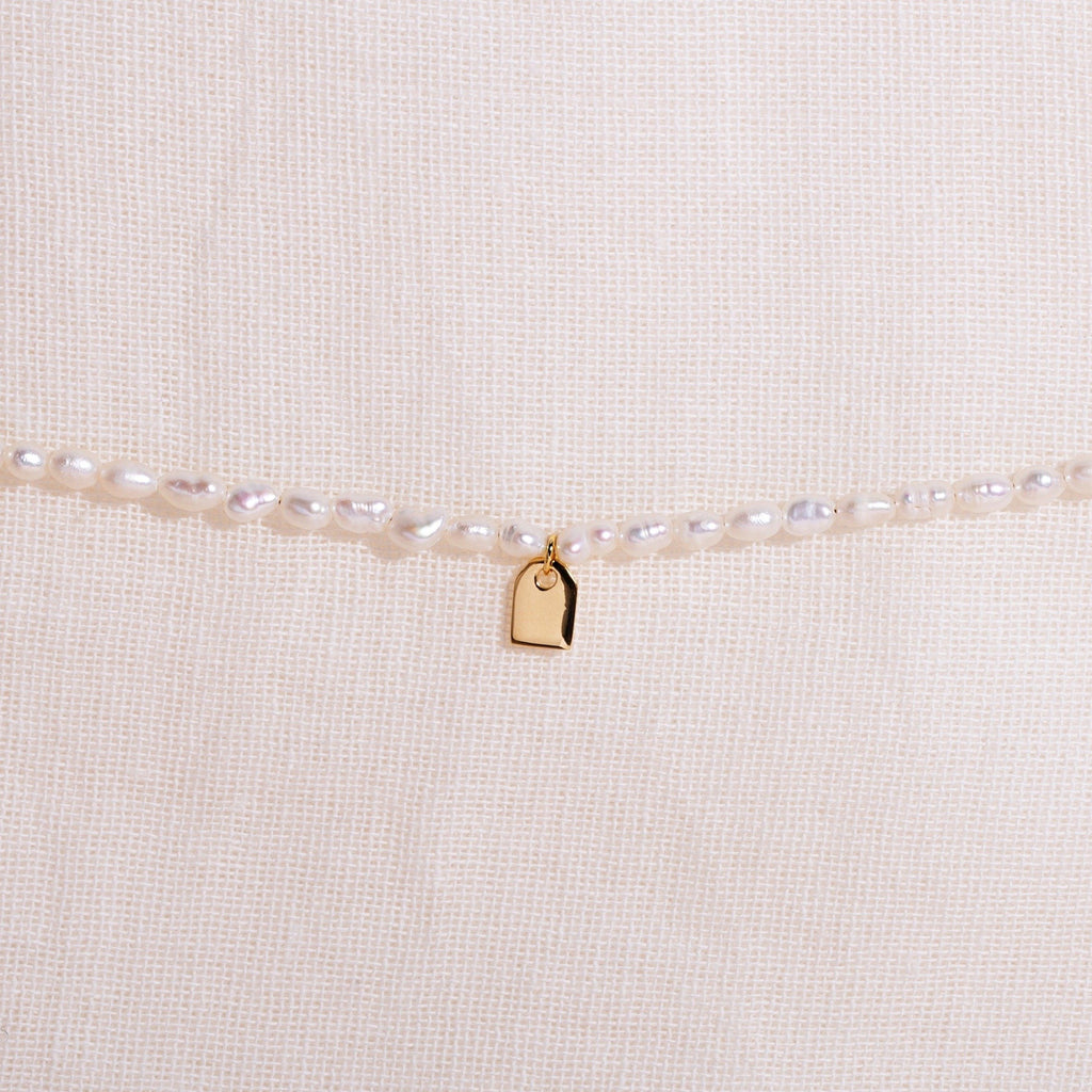 Galore Personalized Bracelet Pearl & Tag | Gold Capite