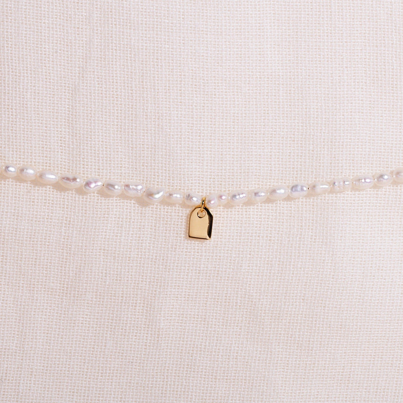 Galore Personalized Bracelet Pearl & Tag | Gold Capite