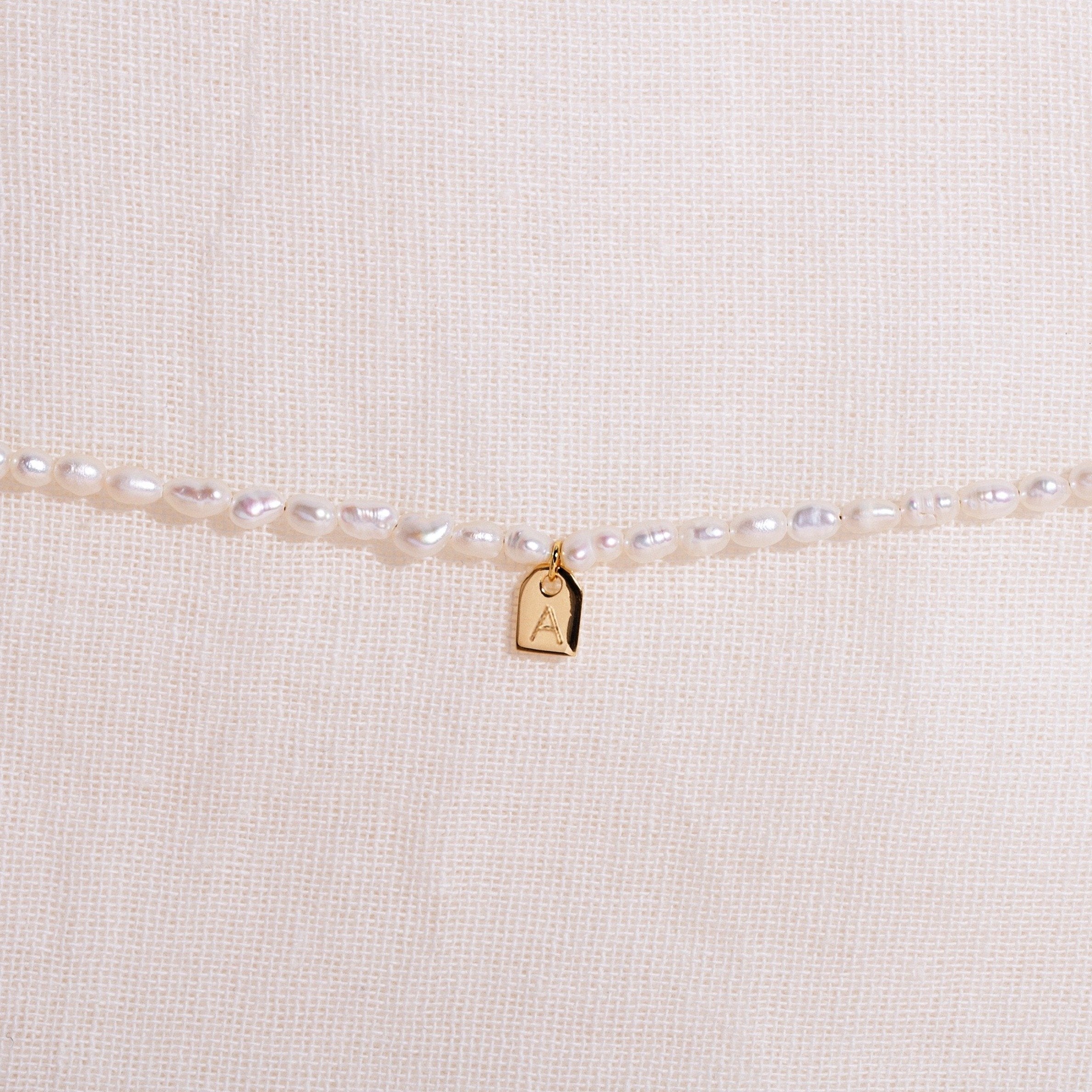 Galore Personalized Bracelet Pearl & Tag | Gold Capite