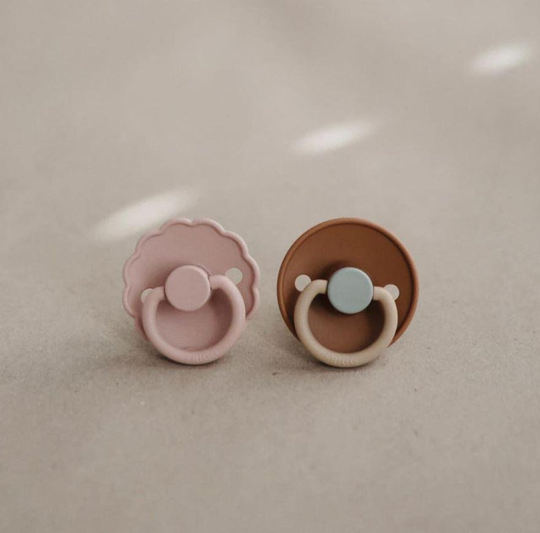 Frigg Daisy Latex Pacifier 0-6m | Rose Gold